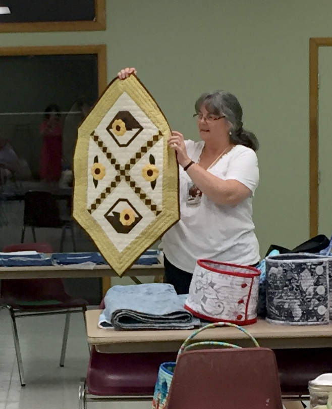 201706_gm_Bonnie_s Table Topper