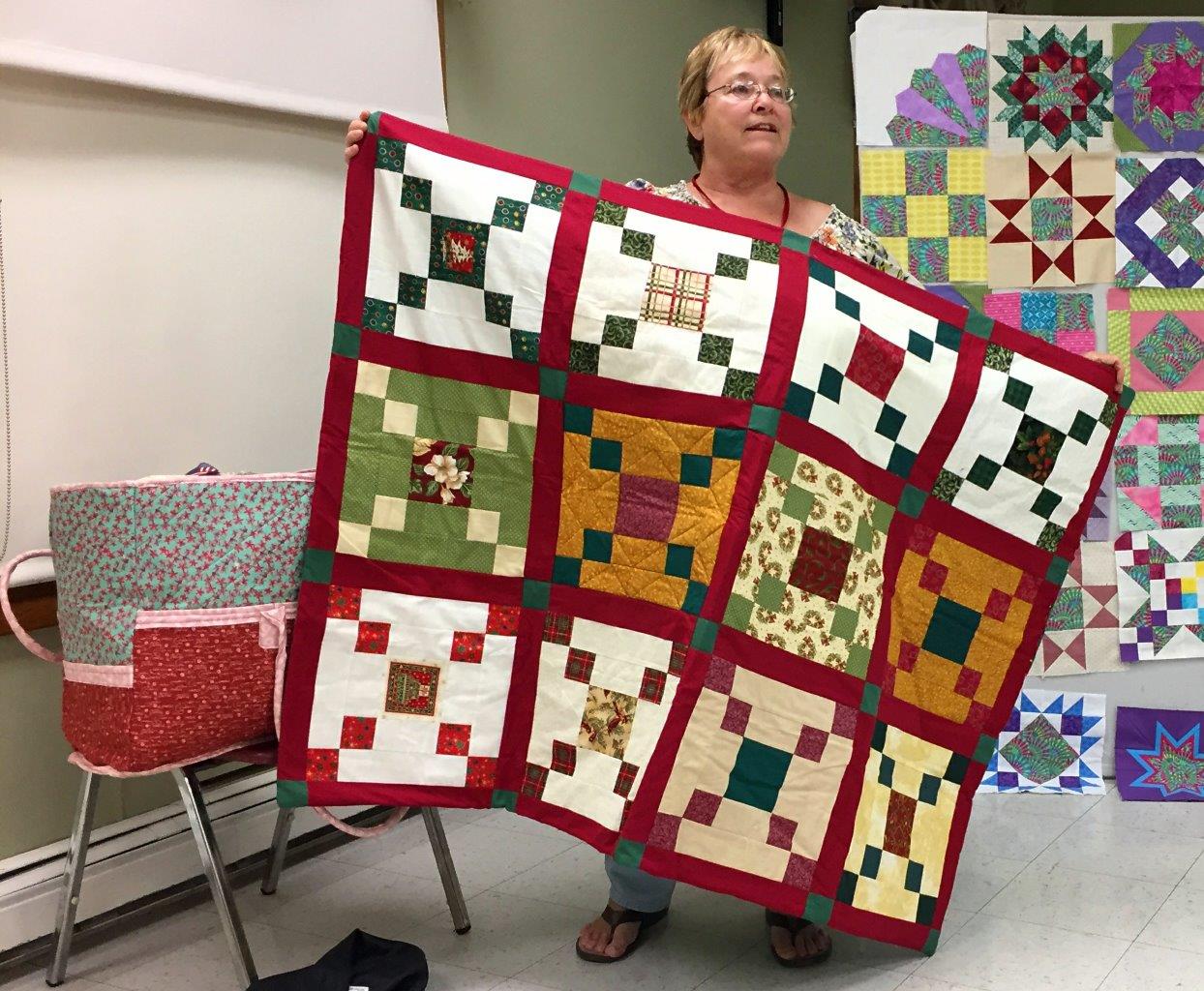 201709_gm_Laurel_s Holiday Quilt and Mary Poppins Bag