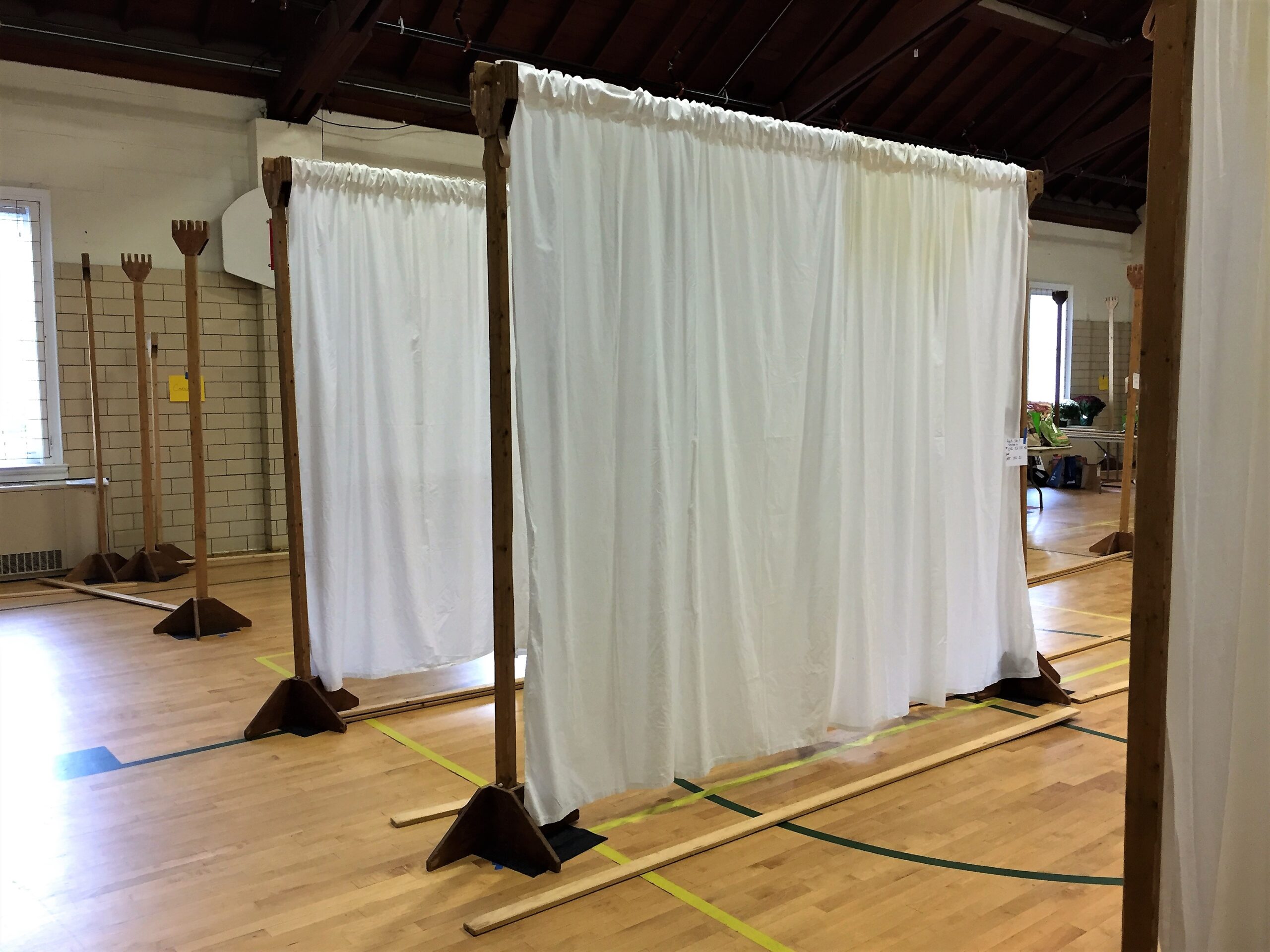 201809_qs_04_It_s Curtains