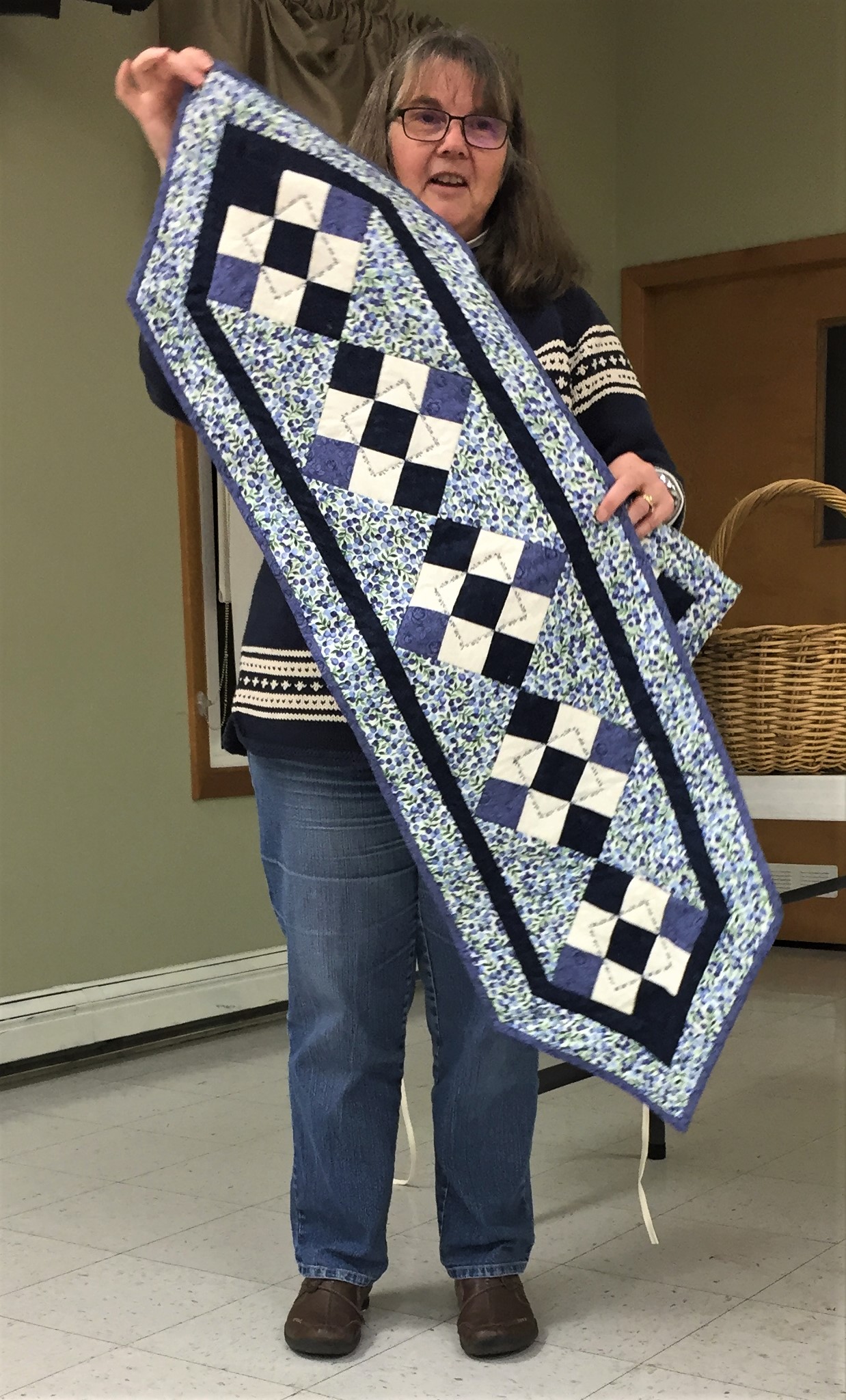 201905_gm_Bonnie with Blueberry Table Topper